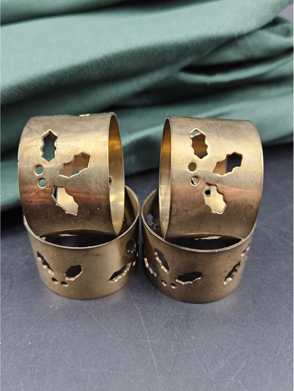 4 Vintage Brass Holly Napkin Rings and 4 Green Napkins